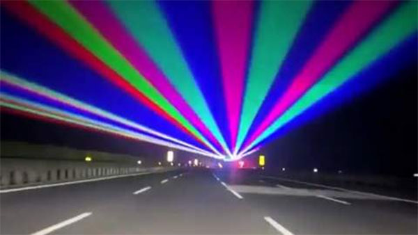Лазерні світлові шоу на китайському шосе не дають водіям заснути
