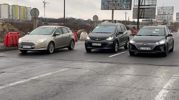 Opel Ampera, Ford Focus Electric  Hyundai Ioniq:      2